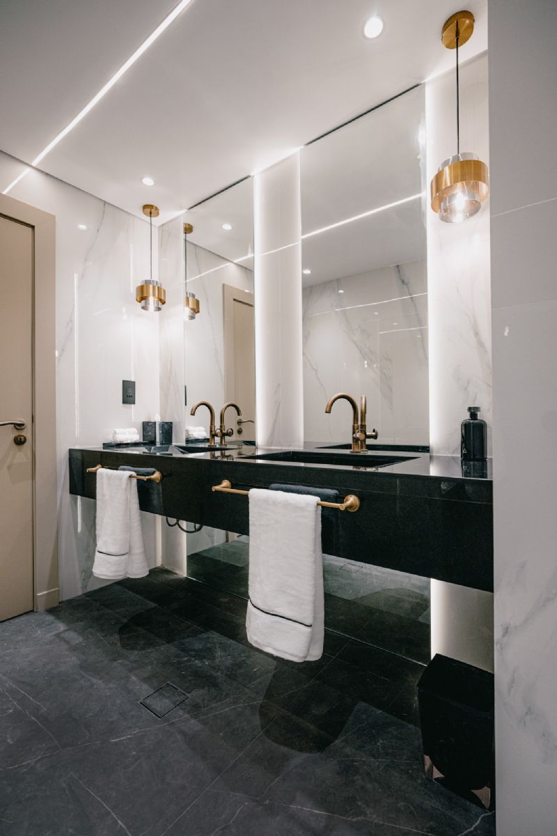 Fethiye'de yeni nesil daire ve villalarda mutfaklar, sadece yemek pişirilen alanlar olmaktan çıkıp, ailenin toplandığı, misafirlerin ağırlandığı ve manzaranın keyfini çıkarabileceğiniz yaşam alanlarına dönüşüyor. Bu değişimde ada (island) mutfaklar ön plana çıkıyor. Ada mutfaklar, hem yemek hazırlama alanı hem de sohbet ve etkileşim noktası olarak işlev görüyor. Açık plan çözümlerle birleştiğinde, salon ve yemek alanıyla bütünleşen mutfaklar ferah ve sosyal bir yaşam alanı sunuyor.  Akdeniz ruhunu yansıtan tasarım öğeleri, doğal taş tezgâhlar, ahşap detaylar ve açık renk paletleri ile modern teknoloji ürünlerini bir araya getiriyor. Enerji verimli ankastre cihazlar, akıllı aydınlatma sistemleri ve ergonomik dolap çözümleri mutfakta kullanım konforunu artırıyor. Ayrıca ada mutfak çevresinde bar tabureleri veya küçük oturma alanları eklemek, misafirler ve aile bireyleri için sıcak ve samimi bir ortam yaratıyor.