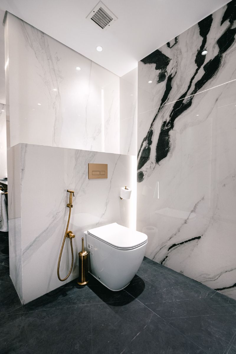 Fethiye'de yeni nesil daire ve villalarda mutfaklar, sadece yemek pişirilen alanlar olmaktan çıkıp, ailenin toplandığı, misafirlerin ağırlandığı ve manzaranın keyfini çıkarabileceğiniz yaşam alanlarına dönüşüyor. Bu değişimde ada (island) mutfaklar ön plana çıkıyor. Ada mutfaklar, hem yemek hazırlama alanı hem de sohbet ve etkileşim noktası olarak işlev görüyor. Açık plan çözümlerle birleştiğinde, salon ve yemek alanıyla bütünleşen mutfaklar ferah ve sosyal bir yaşam alanı sunuyor.  Akdeniz ruhunu yansıtan tasarım öğeleri, doğal taş tezgâhlar, ahşap detaylar ve açık renk paletleri ile modern teknoloji ürünlerini bir araya getiriyor. Enerji verimli ankastre cihazlar, akıllı aydınlatma sistemleri ve ergonomik dolap çözümleri mutfakta kullanım konforunu artırıyor. Ayrıca ada mutfak çevresinde bar tabureleri veya küçük oturma alanları eklemek, misafirler ve aile bireyleri için sıcak ve samimi bir ortam yaratıyor.